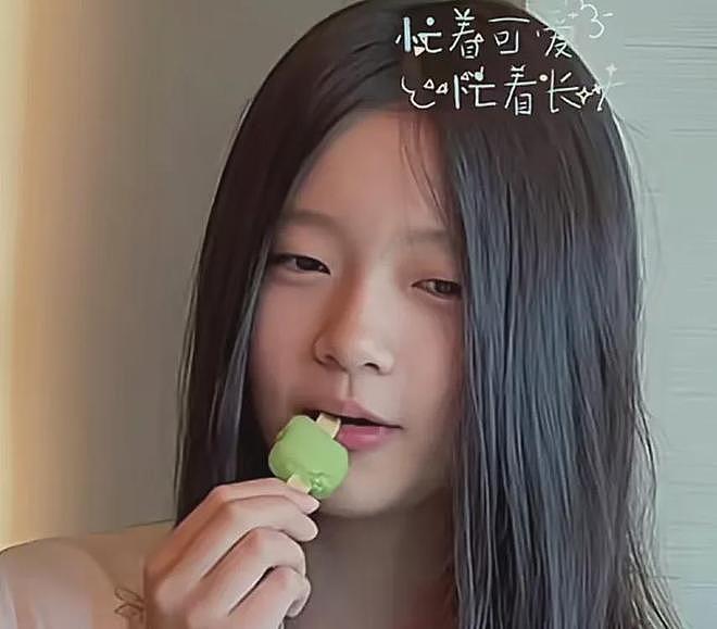 11岁小玥儿正脸曝光！居家吃雪糕悠闲自在，五官神态简直大S翻版（组图） - 5