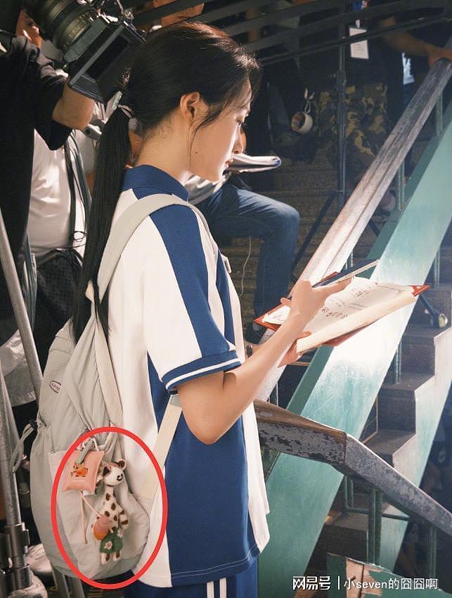 鹿晗演唱会上秀恩爱？佩戴关晓彤同款情侣挂件，网友：一定要幸福（组图） - 3