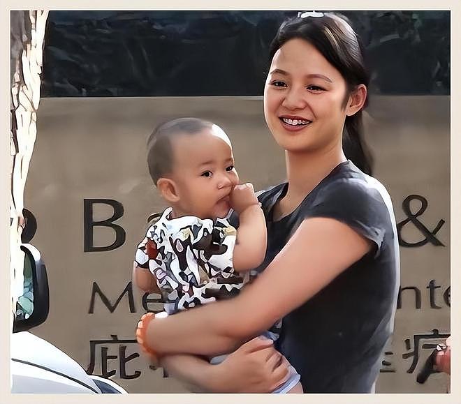姜文全家出席女儿婚礼，46岁周韵穿长裙笑容灿烂，两儿子高大帅气（组图） - 11