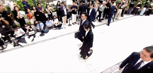 前总统脱光撒泼打滚，夫人出访戴高仿奢牌项链？现实比短剧更狗血……（组图） - 4