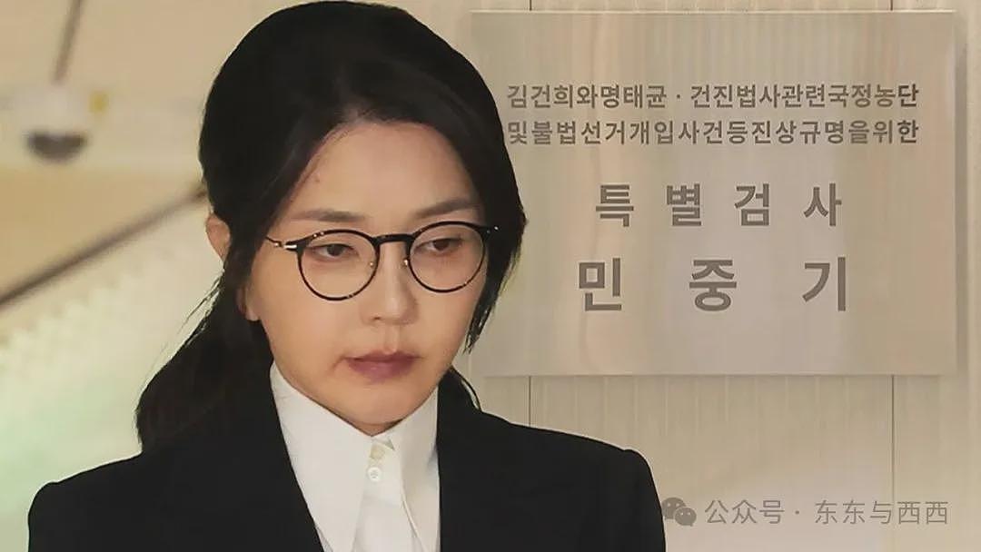 前总统脱光撒泼打滚，夫人出访戴高仿奢牌项链？现实比短剧更狗血……（组图） - 36