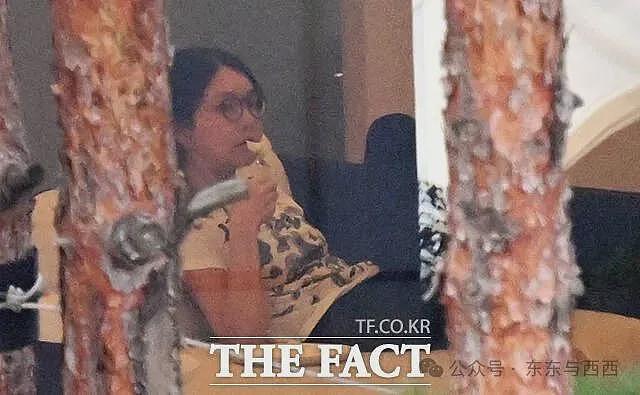 前总统脱光撒泼打滚，夫人出访戴高仿奢牌项链？现实比短剧更狗血……（组图） - 18