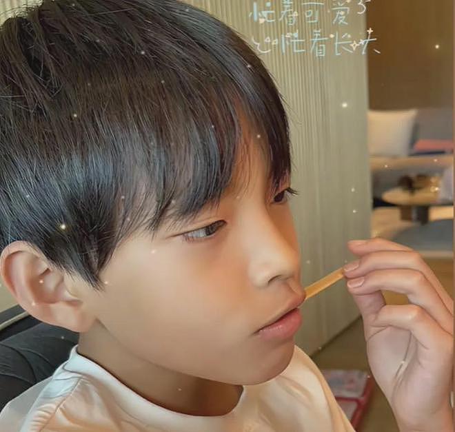 11岁小玥儿正脸曝光！居家吃雪糕悠闲自在，五官神态简直大S翻版（组图） - 9