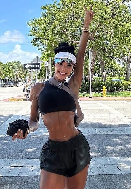 南美女模炫耀50厘米纤腰，却惹争议，每天穿23小时束身衣内脏移位（组图） - 5