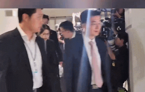 前总统脱光撒泼打滚，夫人出访戴高仿奢牌项链？现实比短剧更狗血……（组图） - 8
