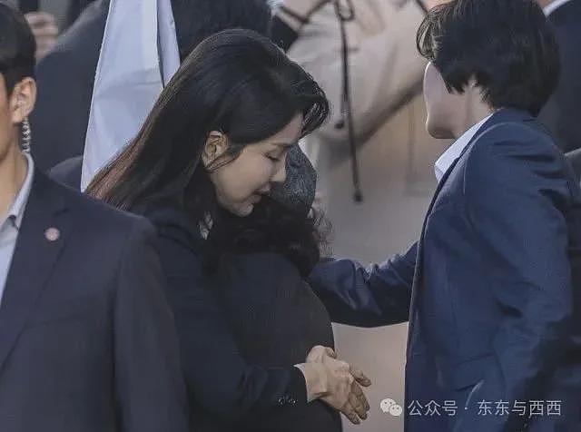 前总统脱光撒泼打滚，夫人出访戴高仿奢牌项链？现实比短剧更狗血……（组图） - 12