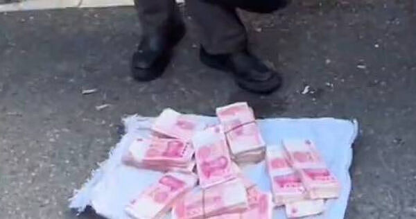 男菜市场摆摊送“80万现金”!警一查钱全是真的,现场却没人敢拿(视频/组图) - 1