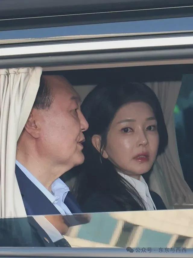 前总统脱光撒泼打滚，夫人出访戴高仿奢牌项链？现实比短剧更狗血……（组图） - 10
