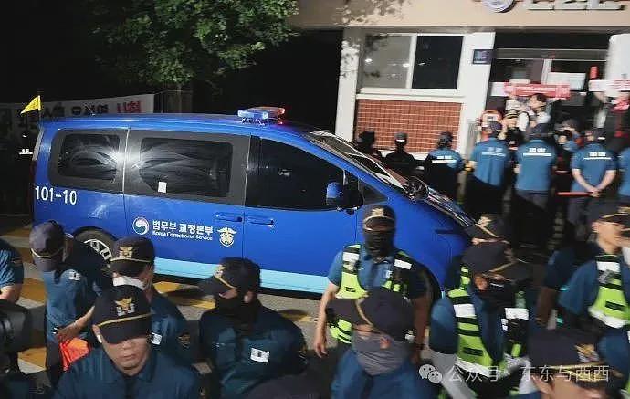 前总统脱光撒泼打滚，夫人出访戴高仿奢牌项链？现实比短剧更狗血……（组图） - 22