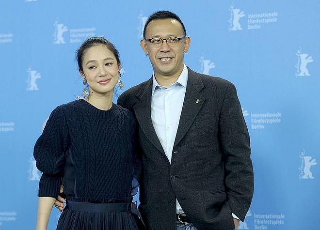 姜文全家出席女儿婚礼，46岁周韵穿长裙笑容灿烂，两儿子高大帅气（组图） - 9