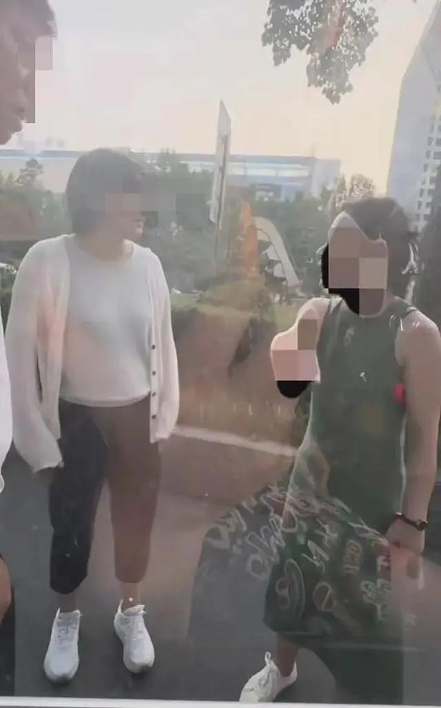 停车堵路50分钟后续:女子直播硬刚网友,丈夫发文解释,越描越黑(视频/组图) - 12