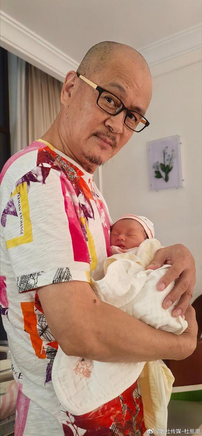 58岁著名歌手李进当爸！与小25岁娇妻拍全家福，喊话歌迷帮忙取名（组图） - 1