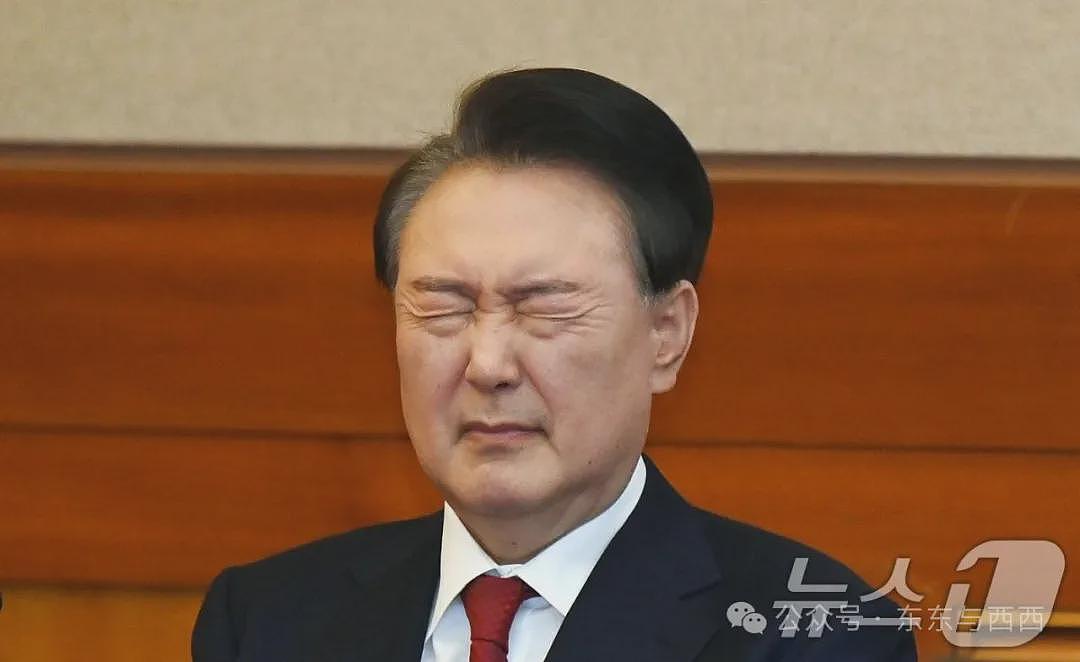 前总统脱光撒泼打滚，夫人出访戴高仿奢牌项链？现实比短剧更狗血……（组图） - 28