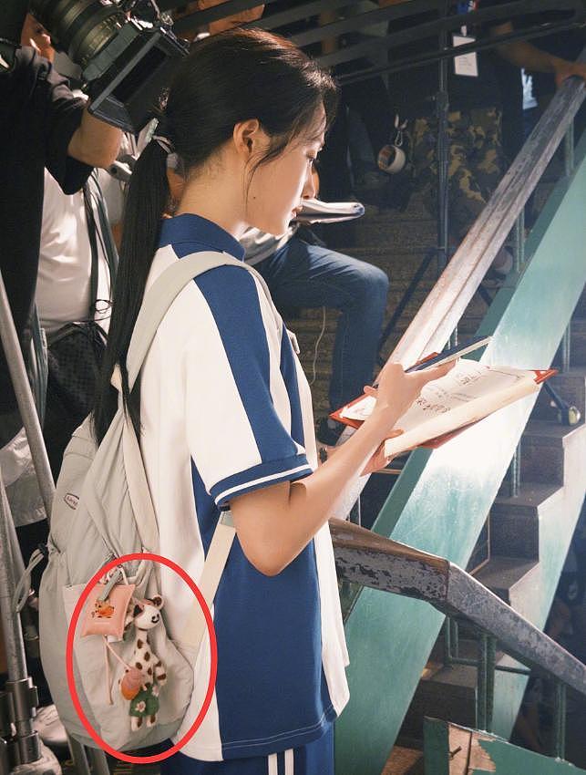 鹿晗高调秀恩爱，佩戴关晓彤同款挂件，两人戴情侣帽力破分手传闻（组图） - 5