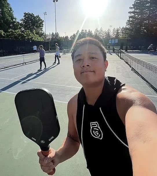 男子自以为是网红,飞机上抽烟还要曝光空姐?视频发出被群嘲:求锤得锤(组图) - 3