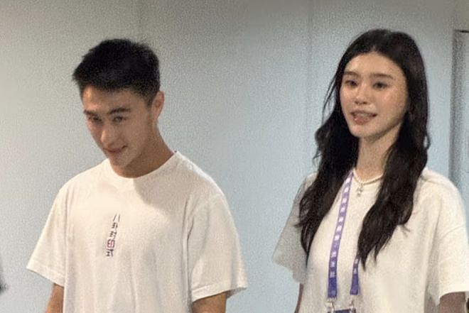 不伦风波后何猷君首现身！和妻子奚梦瑶同进同出，穿衣细节显心境（组图） - 7