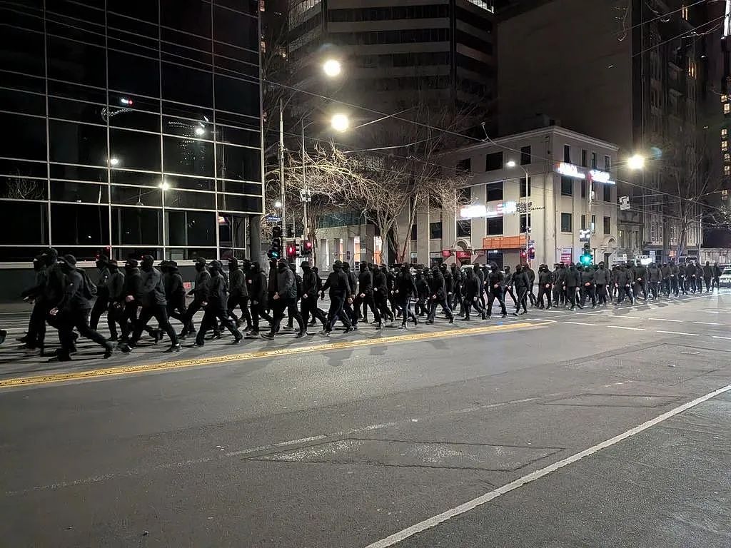 警方全城戒备,墨尔本City惊现大批黑衣人(组图) - 1