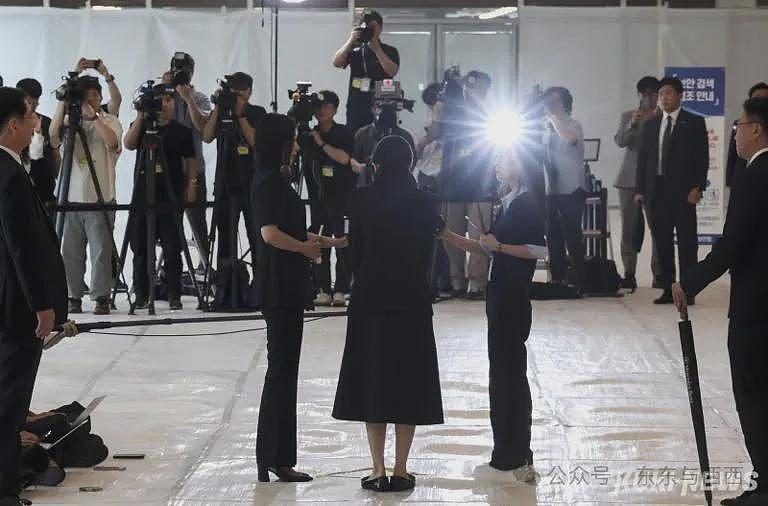前总统脱光撒泼打滚，夫人出访戴高仿奢牌项链？现实比短剧更狗血……（组图） - 7