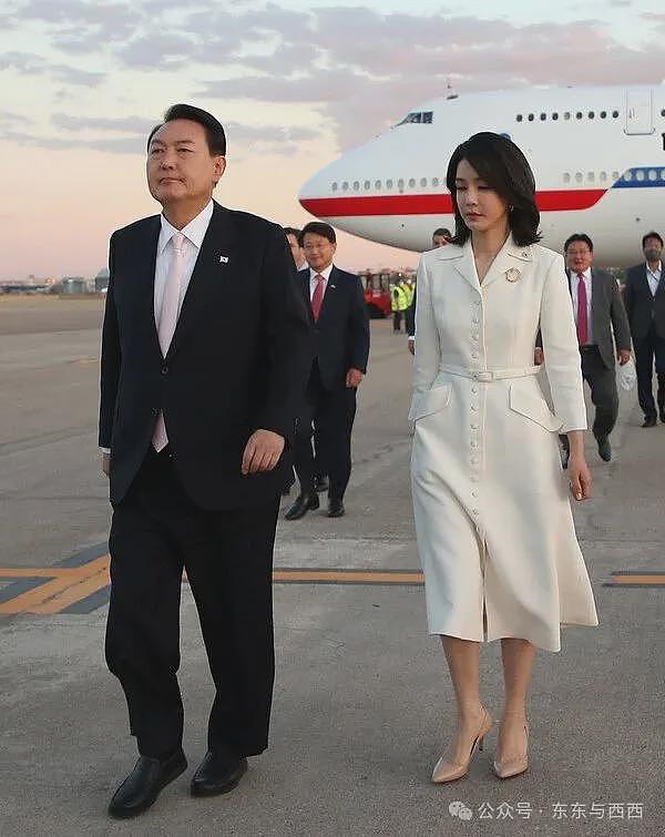前总统脱光撒泼打滚，夫人出访戴高仿奢牌项链？现实比短剧更狗血……（组图） - 32