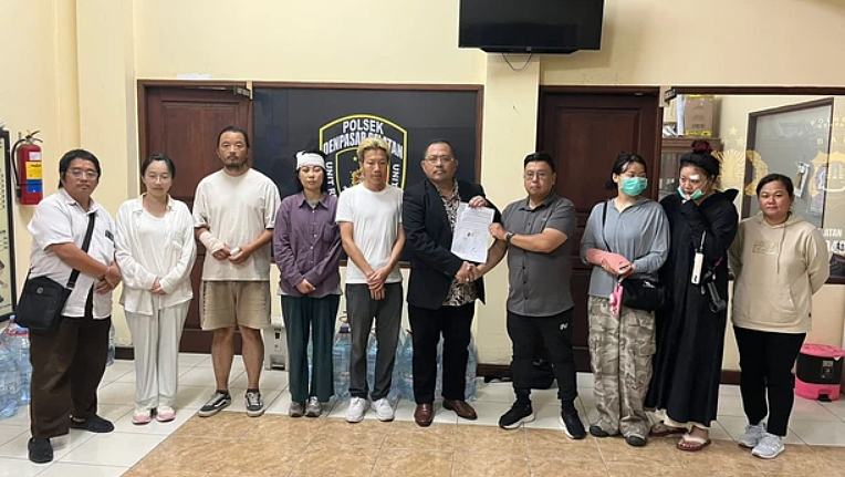 中国游客大闹巴厘岛!不爽聊天太大声,6人在餐厅打成一团挂彩(图) - 1