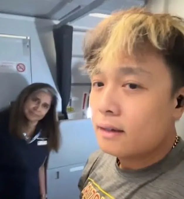 男子自以为是网红,飞机上抽烟还要曝光空姐?视频发出被群嘲:求锤得锤(组图) - 6