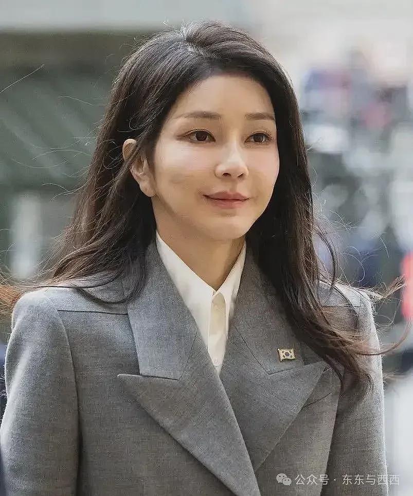 前总统脱光撒泼打滚，夫人出访戴高仿奢牌项链？现实比短剧更狗血……（组图） - 9