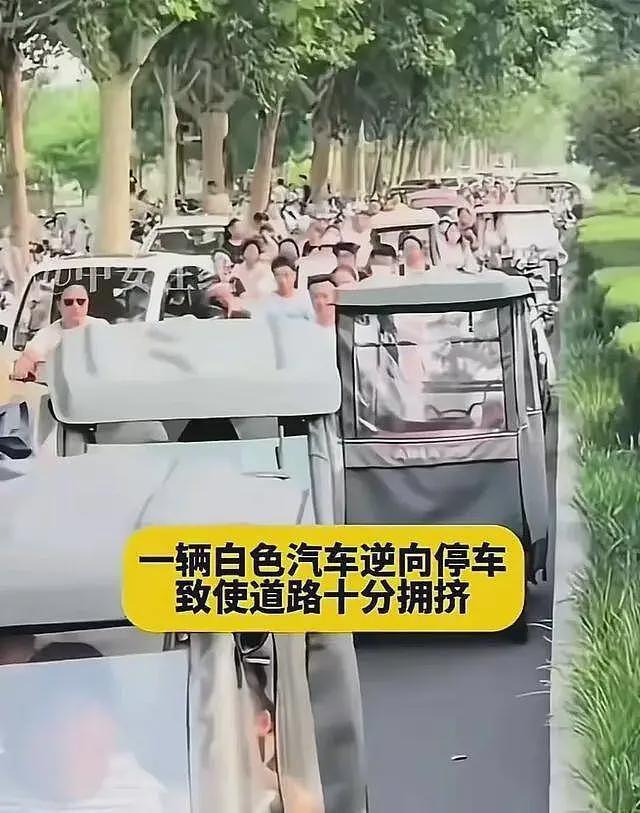 停车堵路50分钟后续:女子直播硬刚网友,丈夫发文解释,越描越黑(视频/组图) - 5