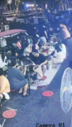 女子街边吃夜市疑被楼上泼辣椒油，受害人否认划拳喧嚣已报警（组图） - 3