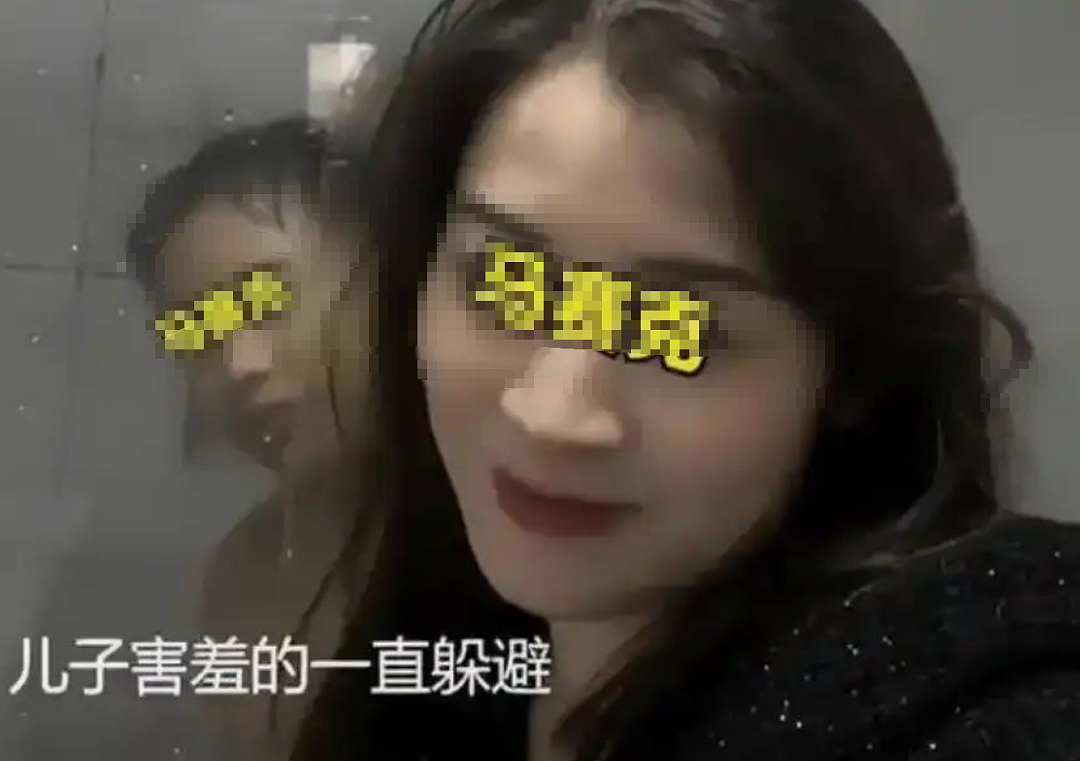 儿子洗澡中被母亲强行闯入拍视频直播，看到亲妈的表情我窒息了（组图） - 2