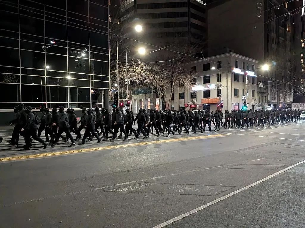 澳洲CBD半夜惊现上百蒙面黑衣人！华人在澳洲商场遭teenager围殴，重伤进ICU（组图） - 3