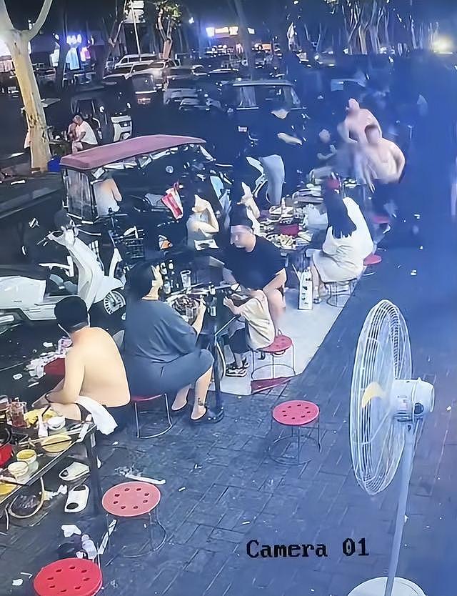 女子街边吃夜市疑被楼上泼辣椒油，受害人否认划拳喧嚣已报警（组图） - 1