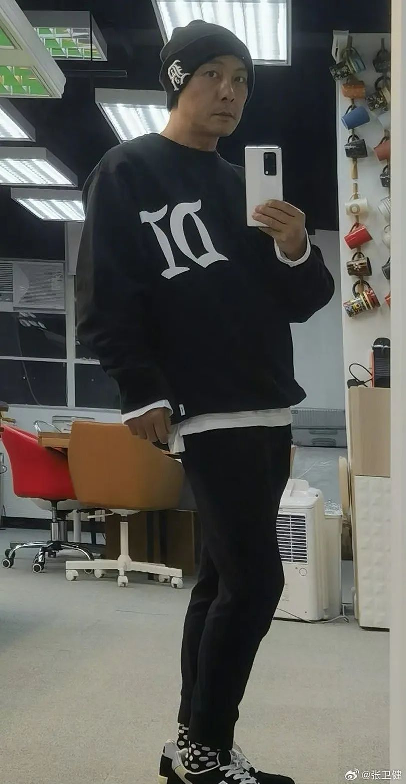 60岁男星张卫健在演唱会上掏出老年卡,求大家别欺负老人家(组图) - 3