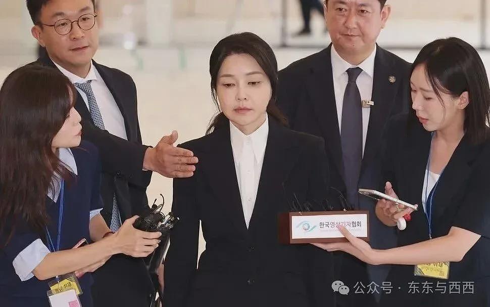 前总统脱光撒泼打滚，夫人出访戴高仿奢牌项链？现实比短剧更狗血……（组图） - 6