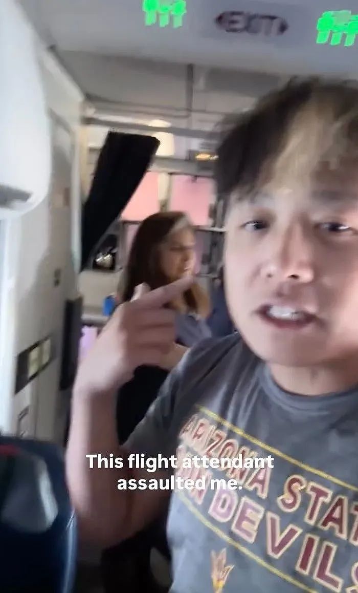 男子自以为是网红,飞机上抽烟还要曝光空姐?视频发出被群嘲:求锤得锤(组图) - 7