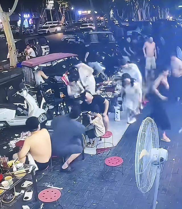 女子街边吃夜市疑被楼上泼辣椒油，受害人否认划拳喧嚣已报警（组图） - 2