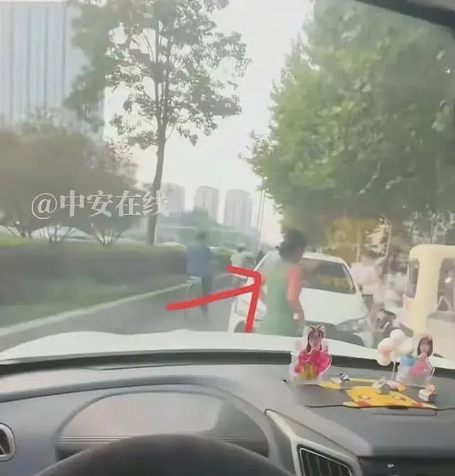 停车堵路50分钟后续:女子直播硬刚网友,丈夫发文解释,越描越黑(视频/组图) - 6