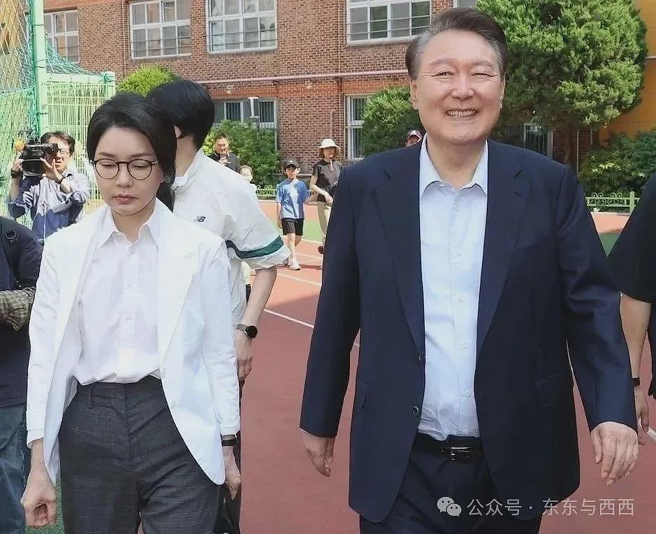 前总统脱光撒泼打滚，夫人出访戴高仿奢牌项链？现实比短剧更狗血……（组图） - 13