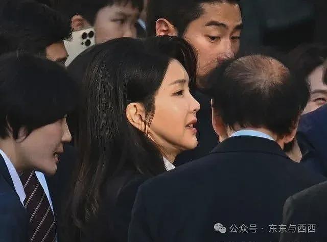 前总统脱光撒泼打滚，夫人出访戴高仿奢牌项链？现实比短剧更狗血……（组图） - 11