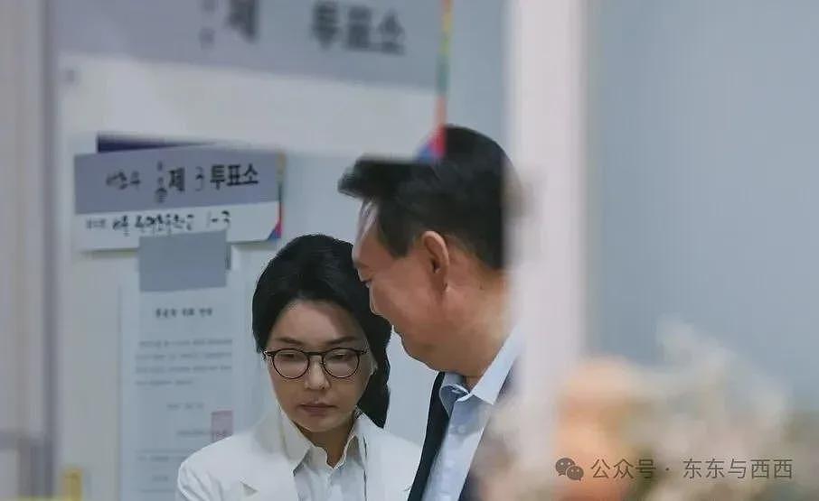 前总统脱光撒泼打滚，夫人出访戴高仿奢牌项链？现实比短剧更狗血……（组图） - 14