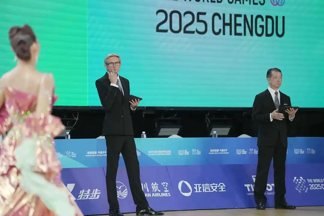 火爆全网！成都世运会超绝九头身裁判走红，本人回应（视频/组图） - 5