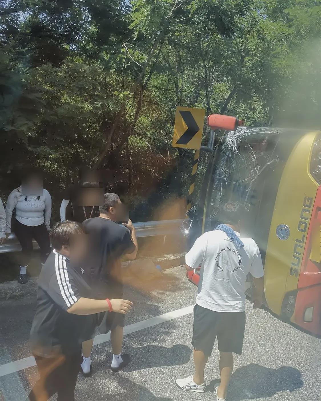 辽宁一旅游大巴在景区翻车，殡仪馆称已接死者遗体（组图） - 1