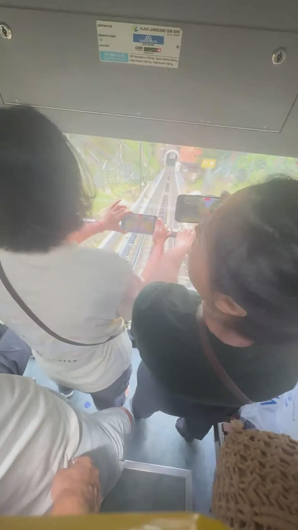 “上海人是全国出了名的没素质!”两名中国游客海外旅游为抢缆车观光位置爆骂战,网友调侃“京沪大战”(视频/组图) - 2