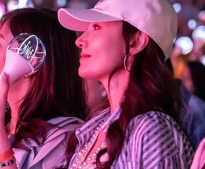女神同场看华仔演唱会！关之琳李嘉欣状态差距大，曾为爱争斗多年（组图） - 5