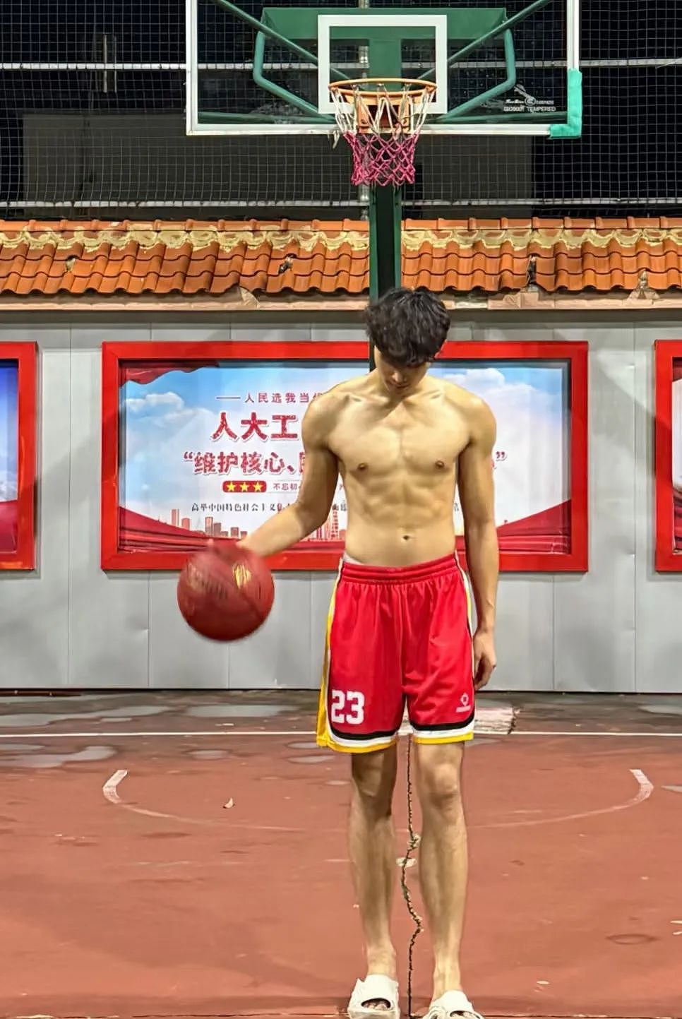 【帅哥】189男大黑皮篮球体育生天菜,古铜色肌肉太性感...(组图) - 10