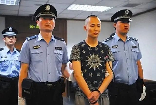 大学生睡觉时遭暴打，反杀两人判15年，问法官怎么才能不违法？（组图） - 2