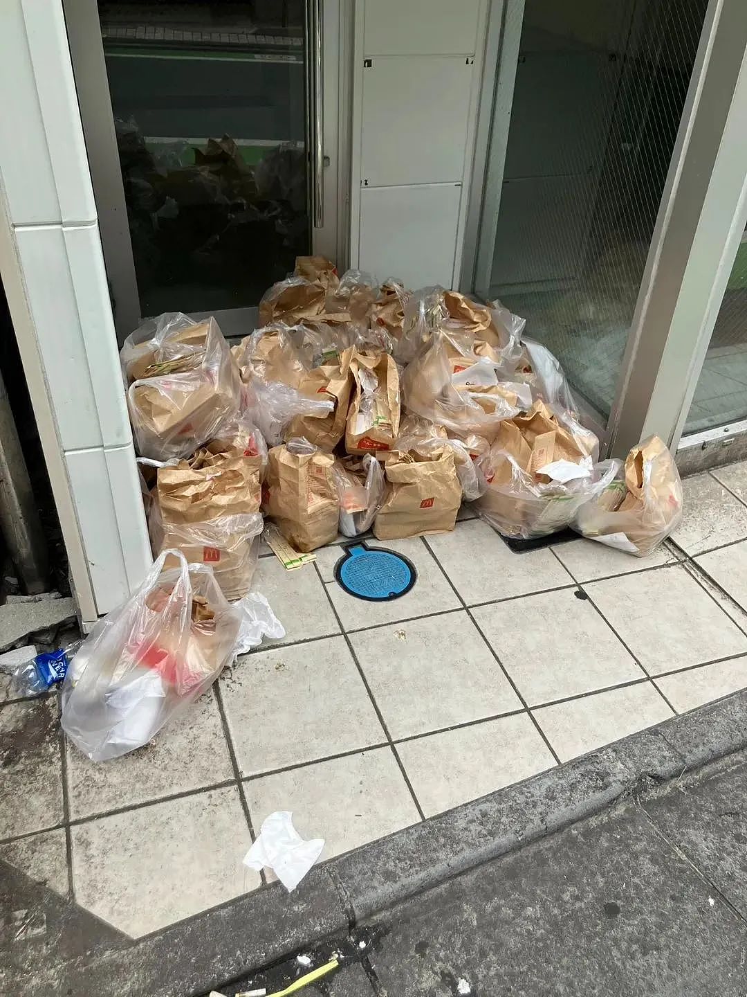 中国黄牛倒卖麦当劳又大量丢弃引众怒！日本网友发起抵制后发现日本麦当劳老板是中国人…（组图） - 8