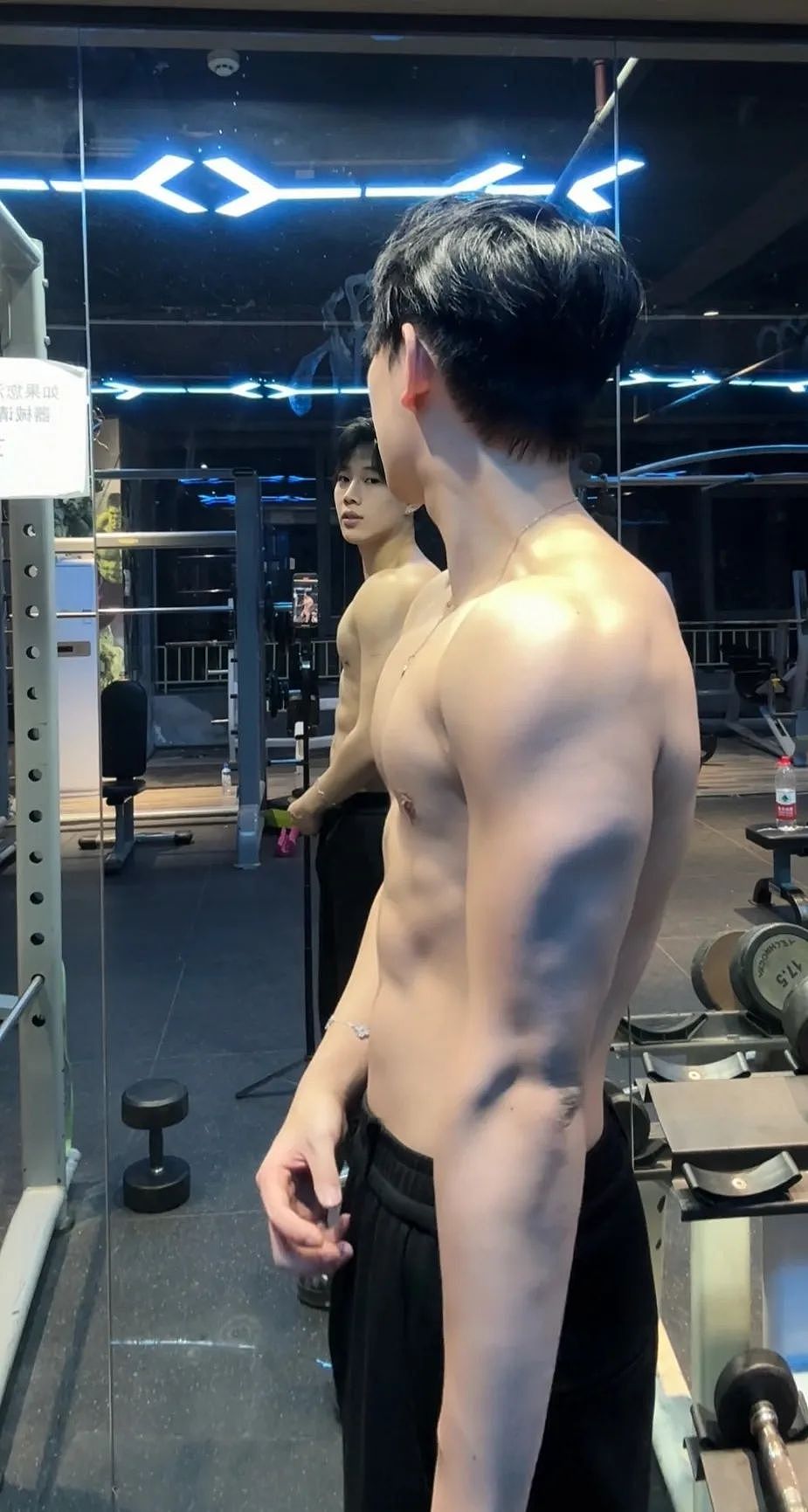 【帅哥】189顶级肌肉男模，一场高达三位数，腹肌长腿着实诱人...（组图） - 13