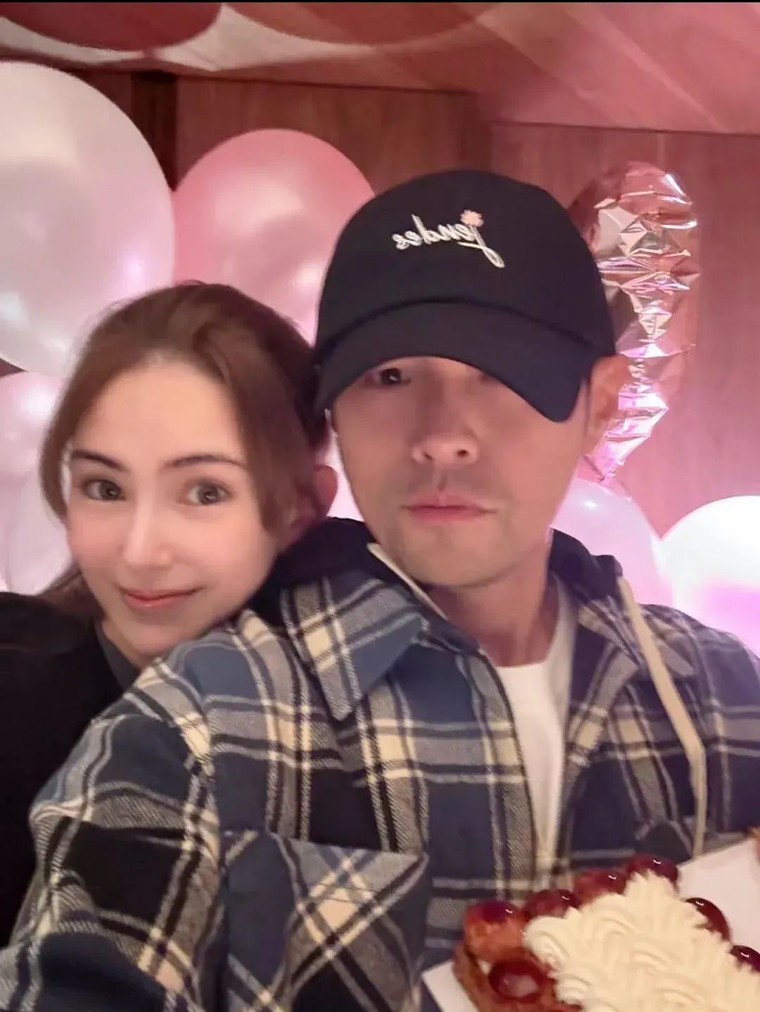 32岁昆凌疑似怀孕，肚子隆起孕相明显，曾透露想拼生第四胎（组图） - 1