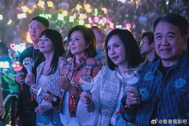 女神同场看华仔演唱会！关之琳李嘉欣状态差距大，曾为爱争斗多年（组图） - 2