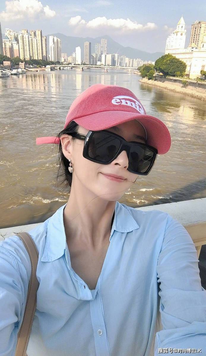 42岁蒋欣生活照瘦成“纸片人”，大热天美美出游（组图） - 2